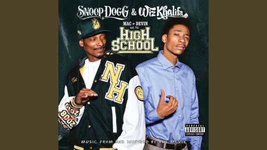 Snoop Dogg, Wiz Khalifa are posing for a picture